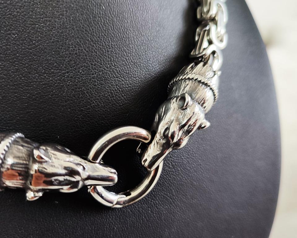 King's chain with realistic wolf heads